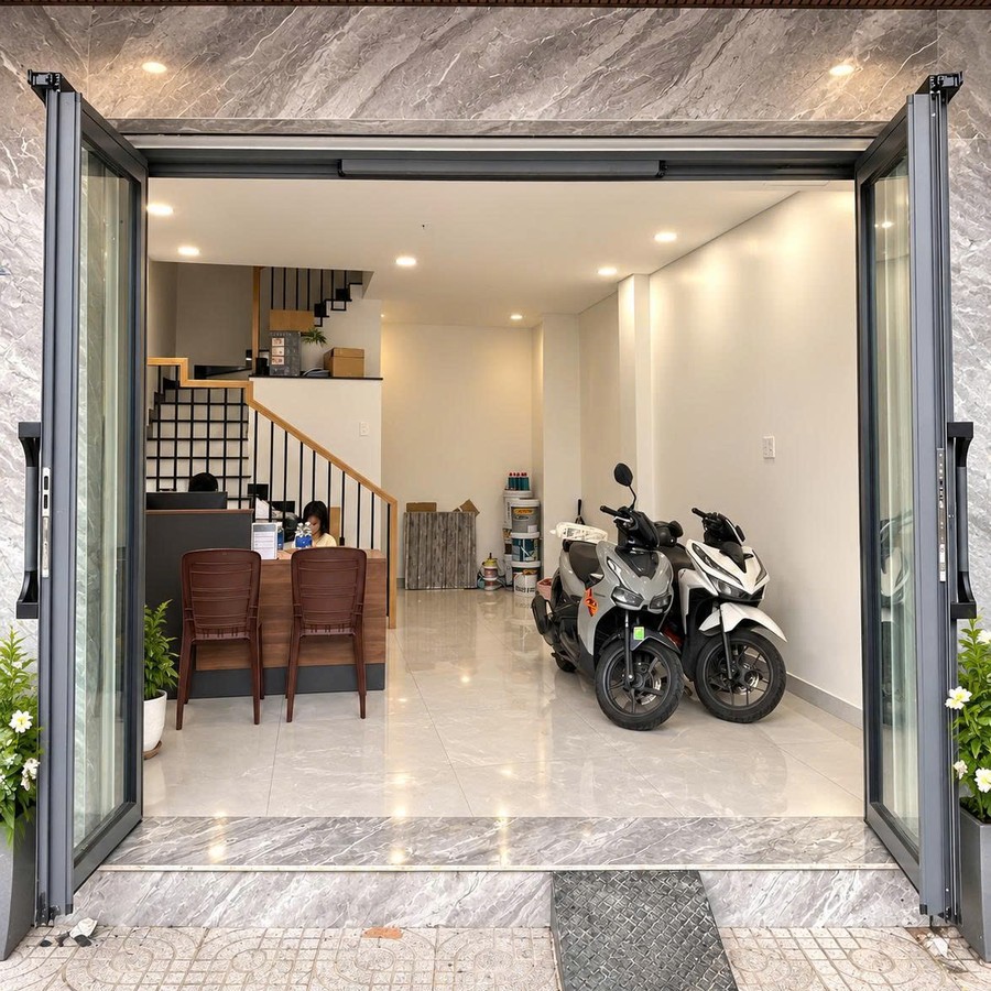 Cửa trượt quay Eurotech hệ VIP 68 mặt tiền nhà phố — mở hoàn toàn