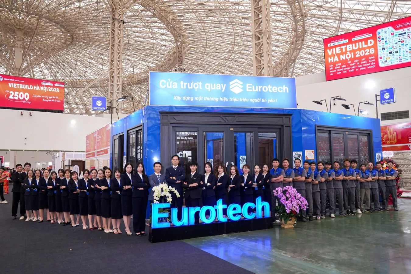 Đội ngũ Eurotech trước gian hàng cửa trượt quay tại Vietbuild Hà Nội 2026