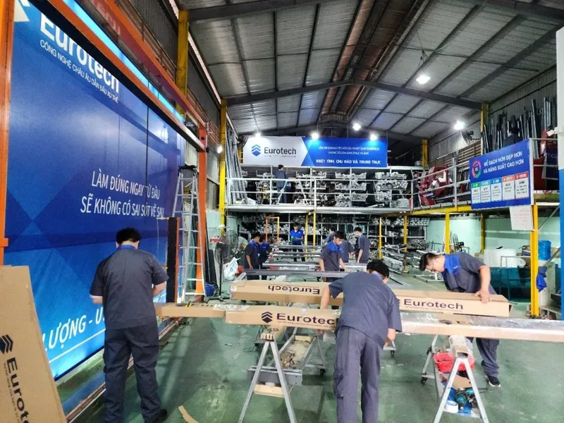 Công nhân lắp ráp trong xưởng sản xuất Eurotech